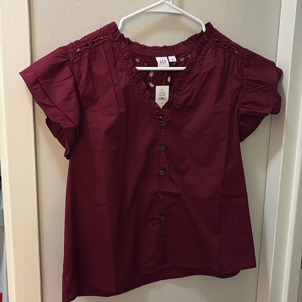 Gap eyelet top NWT